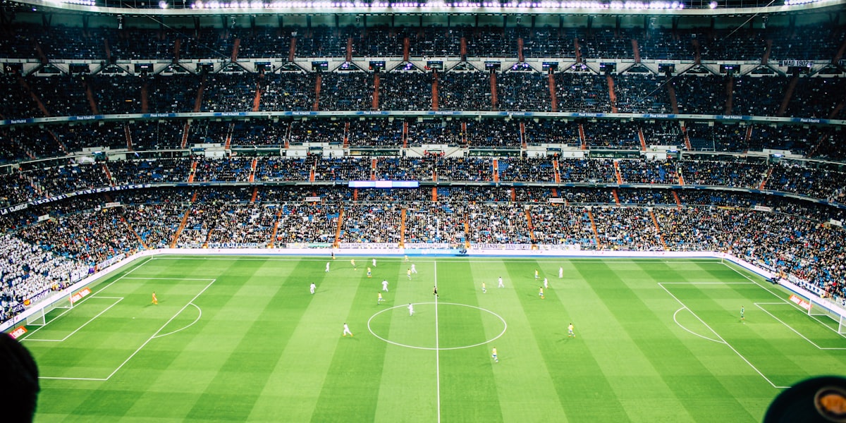 欧洲杯足球赛新闻发布会现场，教练正在回答记者提问